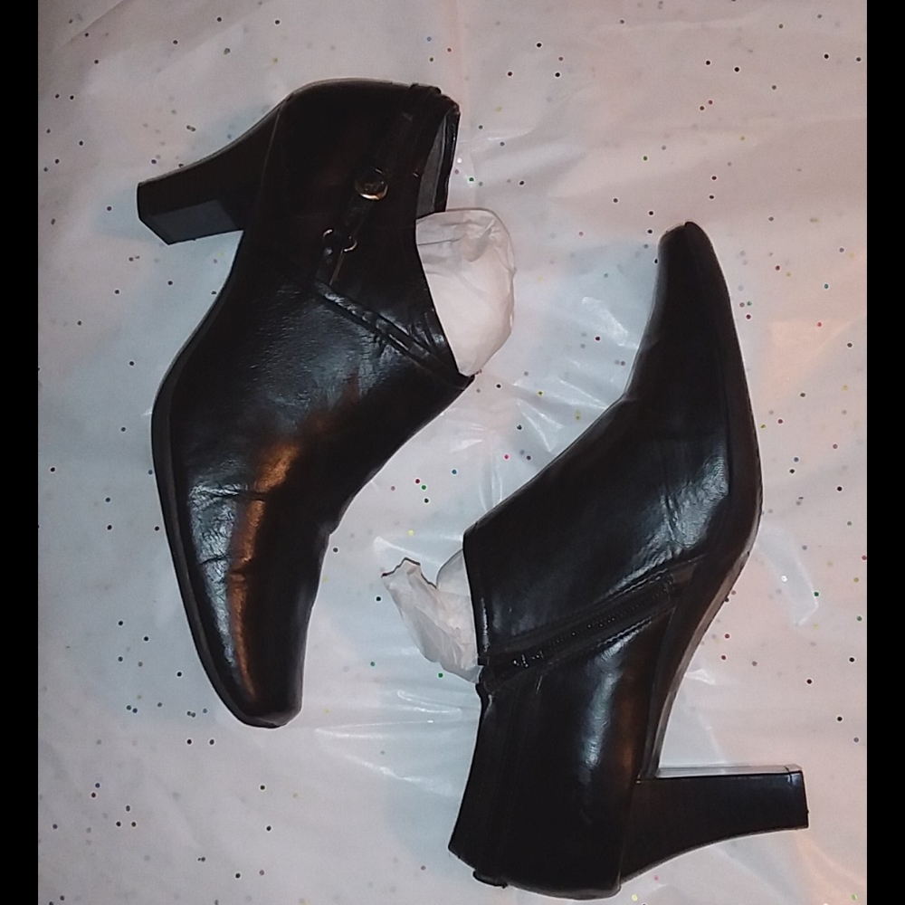 ✅2/$15✅ Woman’s Black dress shoes with heels! size 11M